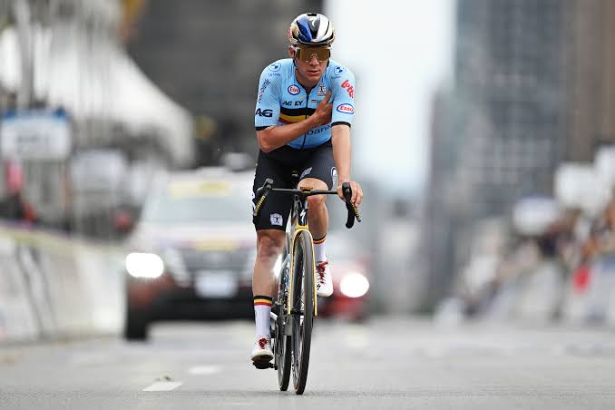 Evenepoel dominiert das Feld und holt sich den vierten Titel in Folge